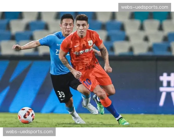 山东泰山高空球优势明显 毕津浩头球攻门屡造威胁